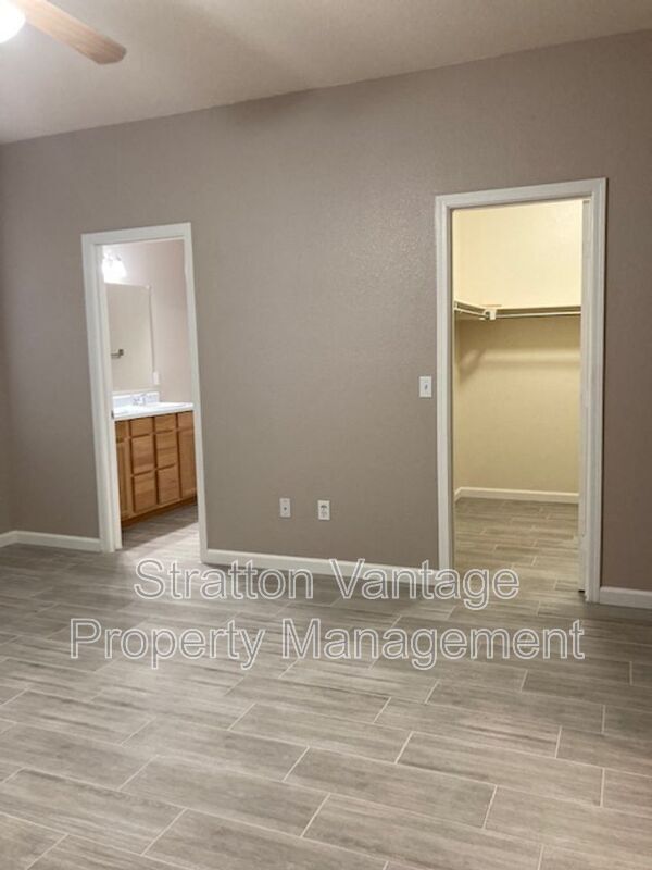 Building Photo - 1017 S Clancy Cir