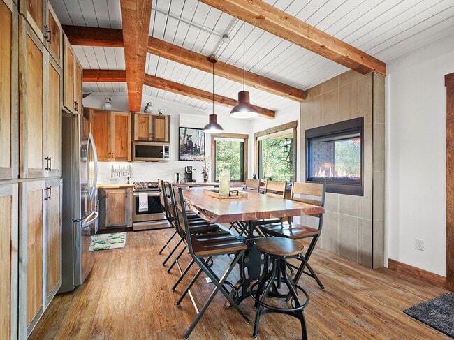 Building Photo - 9987 S Overlook Rd