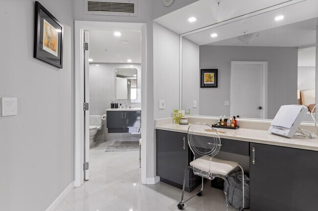 Building Photo - 1900 Consulate Pl