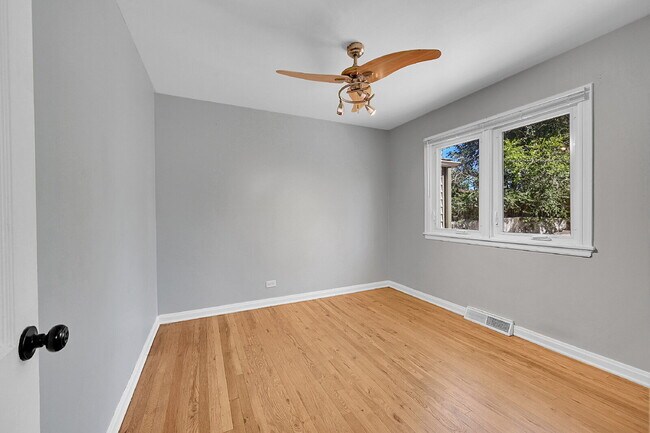 Building Photo - $2,295.00 - 3 Bedrooms, 1 Bathroom, Single...