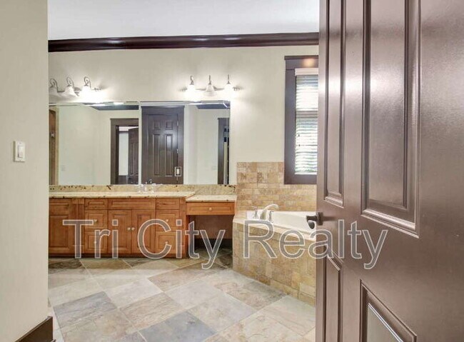 Building Photo - 250 Moss Creek Walk