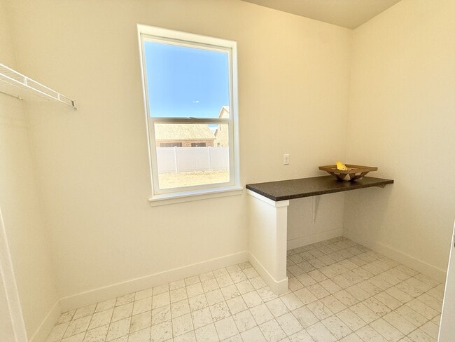 Building Photo - 2392 Jasmine Ln