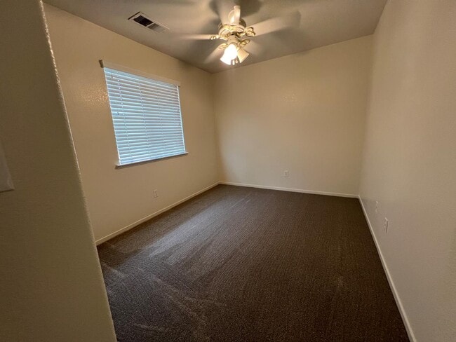 Building Photo - 995 Vineyard Way