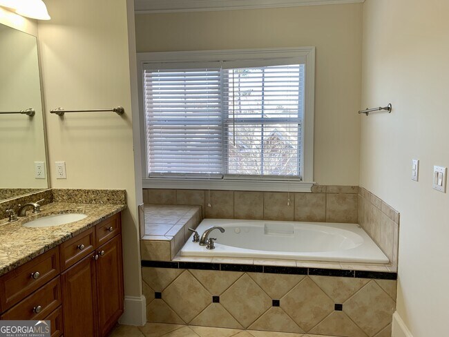 Building Photo - 5460 Glenridge View NE