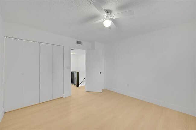 Building Photo - 4122 SW 61st Ave