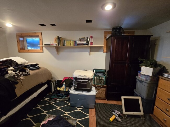 Building Photo - 417 E Tamarack St