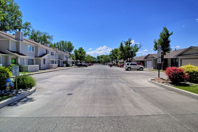 Building Photo - 2 Bed 1.5 Bath Near CMU