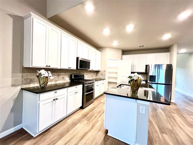 Building Photo - 633 Hidden Cove Dr