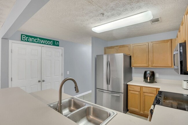 Building Photo - Southern Edge Condo Just Steps from Campus