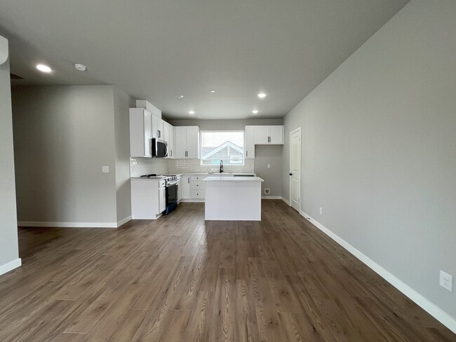 Building Photo - Luxury Living with Granite Counters & Stai...