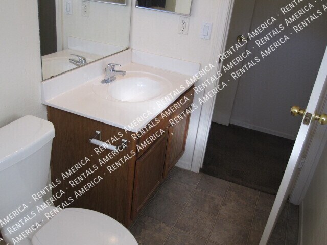 Building Photo - 427 S Sabrina