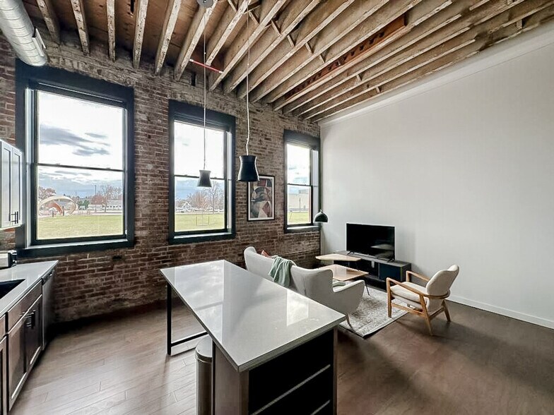 Building Photo - 403 W 4th St N