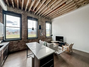 Building Photo - 403 W 4th St N