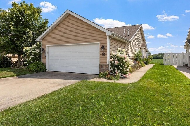 Primary Photo - 10557 Maine Dr