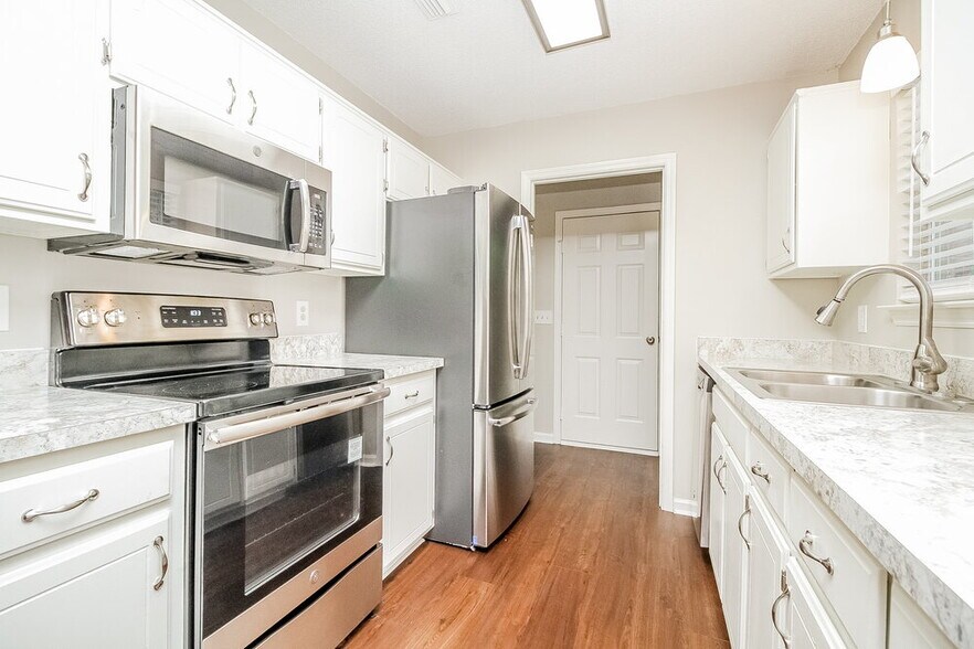 Building Photo - 102 Riverwood Dr