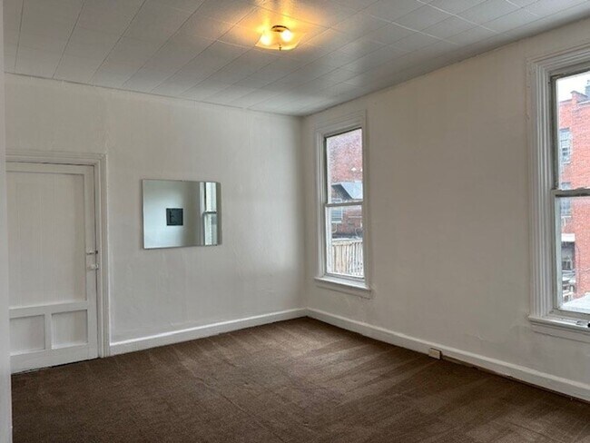 Building Photo - 204 Locust St