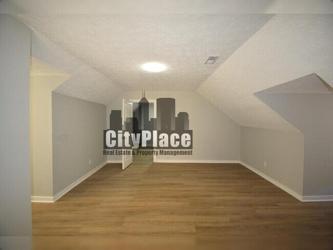 Building Photo - 2224 N Kenwood Ave
