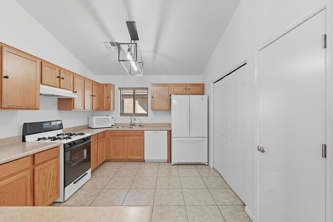 Building Photo - Bright & Inviting Tucson Home Near Davis-M...