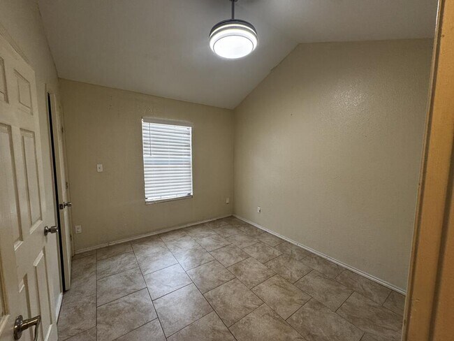 Building Photo - 3611 Monclave Dr