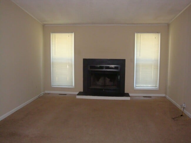 Building Photo - 2236 Laburnum Ave