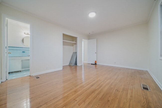 Building Photo - Spacious & Newly Renovated 5-Bedroom Home Available May 9!