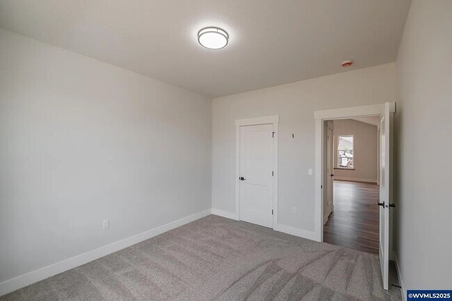 Building Photo - 4 Bedroom 2 Bath House