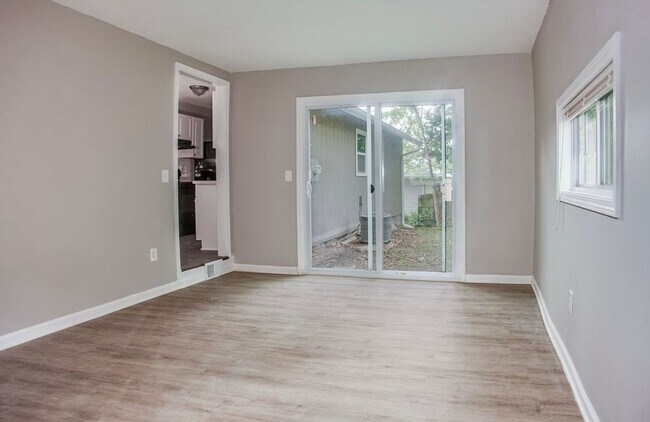 Building Photo - Beautiful Kansas City Home with LVP Floori...