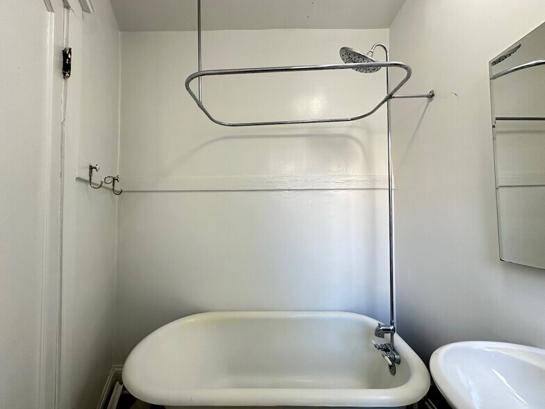 Building Photo - 2306 W Wilson Ave