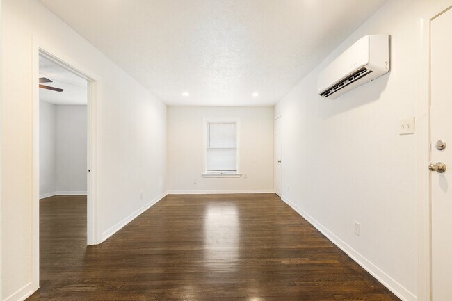 Building Photo - 8451 1/2 Howard Dr