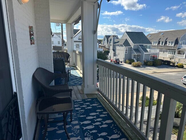 Building Photo - 25 S Surrey Ave