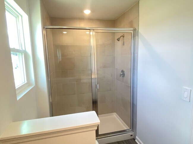 Building Photo - New 3/2.5 End Unit Townhouse!