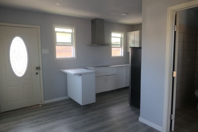 Building Photo - Studio Apartment Available. Watsonville, C...