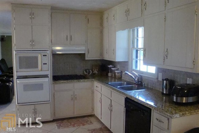 Building Photo - 2995 Riviera Dr