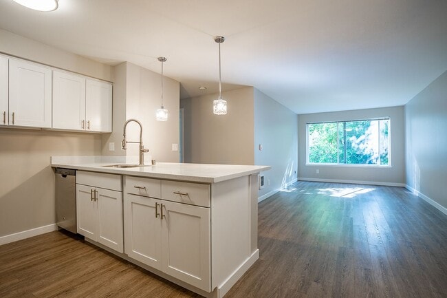 Interior Photo - 1800 Eastlake Apts (Scenic)