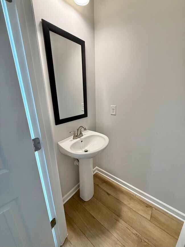 Building Photo - 206 Daybreak Ln