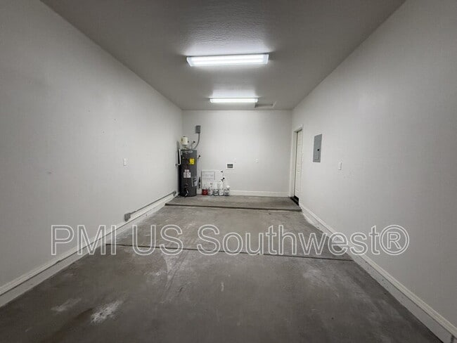 Building Photo - 8700 E Loos Dr
