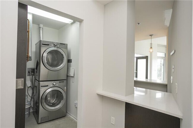 Building Photo - 2115 Yeaman Pl