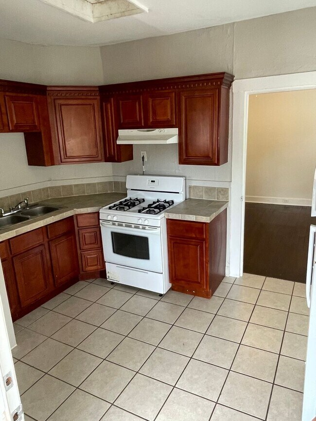 Building Photo - 2BD/1BA Uptown with Washer and Dryer in Unit and Backyard
