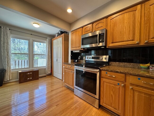 Building Photo - Gorgeous 3 Bed 2/2 Bath Interior Townhome In Little Rocky Run