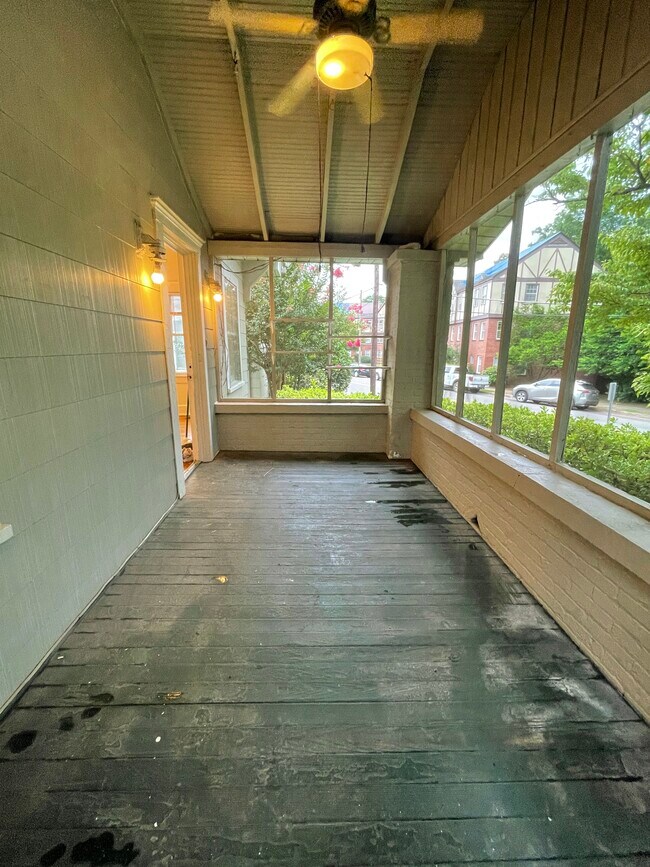 Screened in porch - 908 Oxmoor Rd