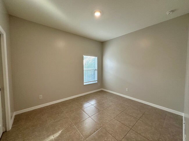 Building Photo - Modern & Spacious 3 Bed + Den, 2 Bath with...