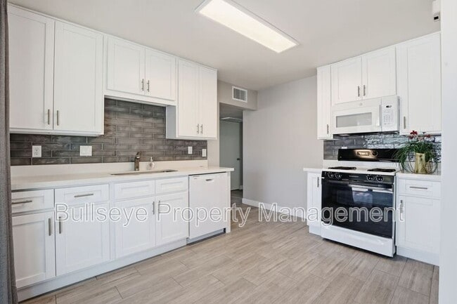 Building Photo - 1102 N 28th Pl