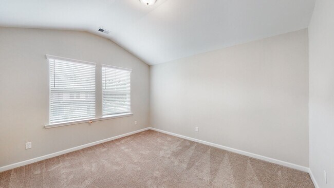 Building Photo - 3 Bedroom 2.5 Bathroom Townhome - The Comm...