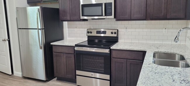 Building Photo - New 3/2 Townhome in Cibolo