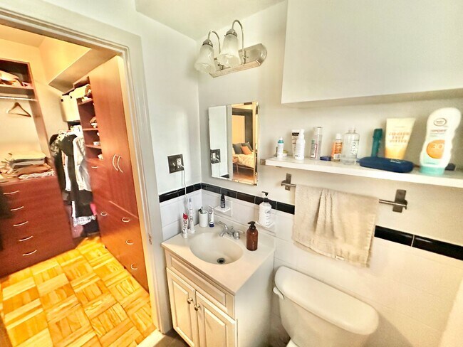 Building Photo - Great Studio in Glover Park/North Georgetown w/Murphy Bed, Walk-In Closet, Eat in Kitchen!