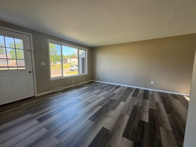 Building Photo - 3 Bedroom Home
