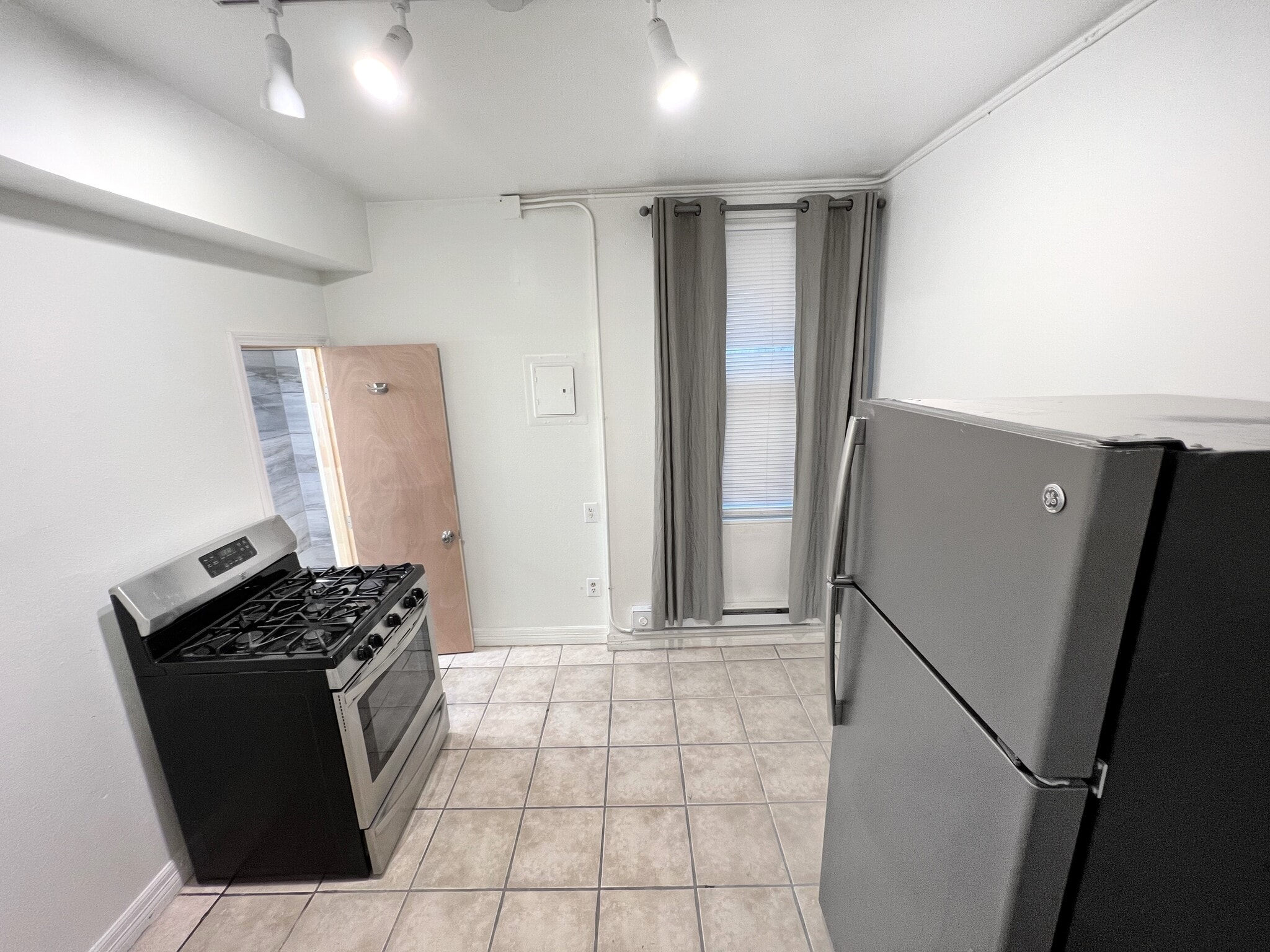 Building Photo - 240 Main St