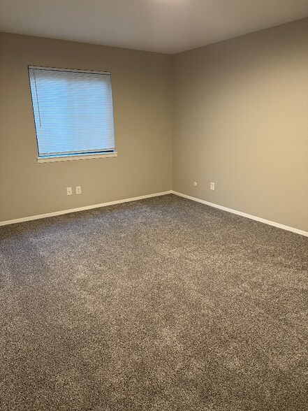 Building Photo - 616 S Mt Carmel St