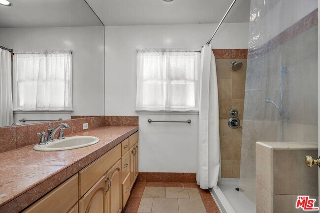 Building Photo - 315 26th St