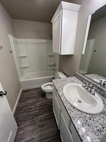 Building Photo - 2018 Kenwood Ave